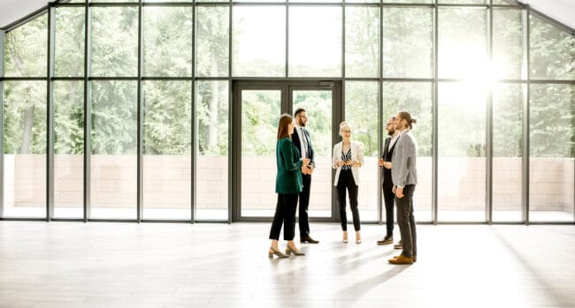 Gruppe von Business Personen beim Gespräch.
