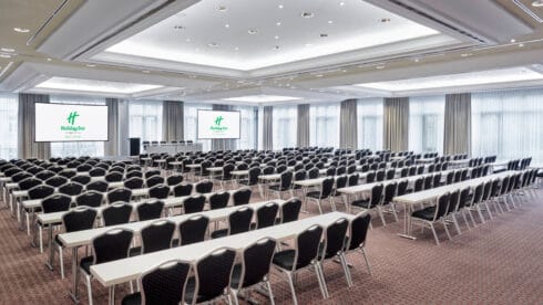 Der Grosse Saal mit parlamentarischer Bestuhlung aus einem anderen Blickwinkel.