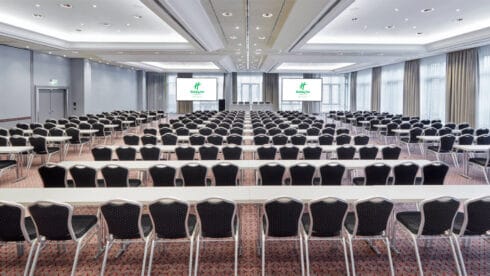 Der Grosse Saal mit parlamentarischer Bestuhlung.