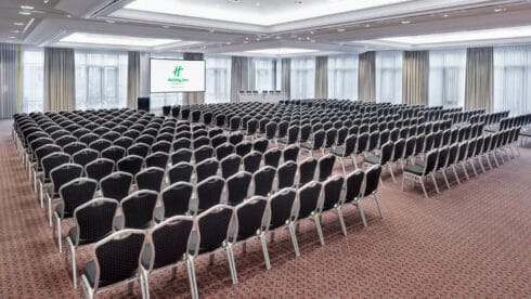 Der Grosse Saal mit Kino-Bestuhlung aus einem anderen Blickwinkel.