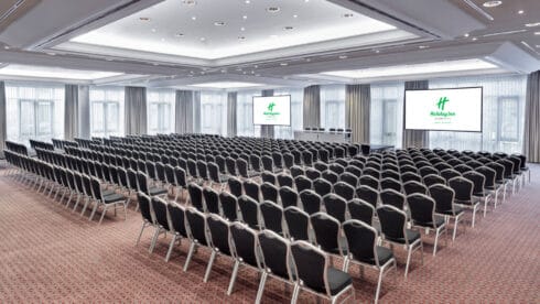 Der Grosse Saal mit Kino-Bestuhlung aus einem anderen Blickwinkel.