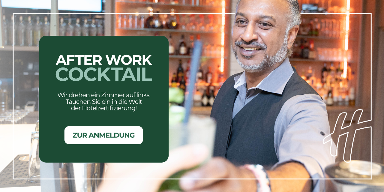 Barkeeper gibt Cocktail weiter. Call-to-Action-Aufforderung mit Button "zur Anmeldung". Es geht um ein Event namens "After Wrok Cocktail"